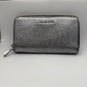 Michael Kors Large Smartphone Wallet - Metallic Silver Glitter